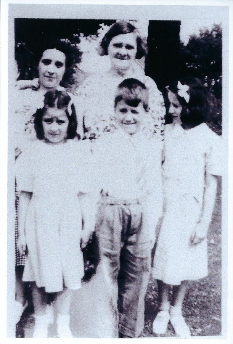 Ruth O'Neil, Mabel McMillen, Janet, George, and Joyce O'Neil